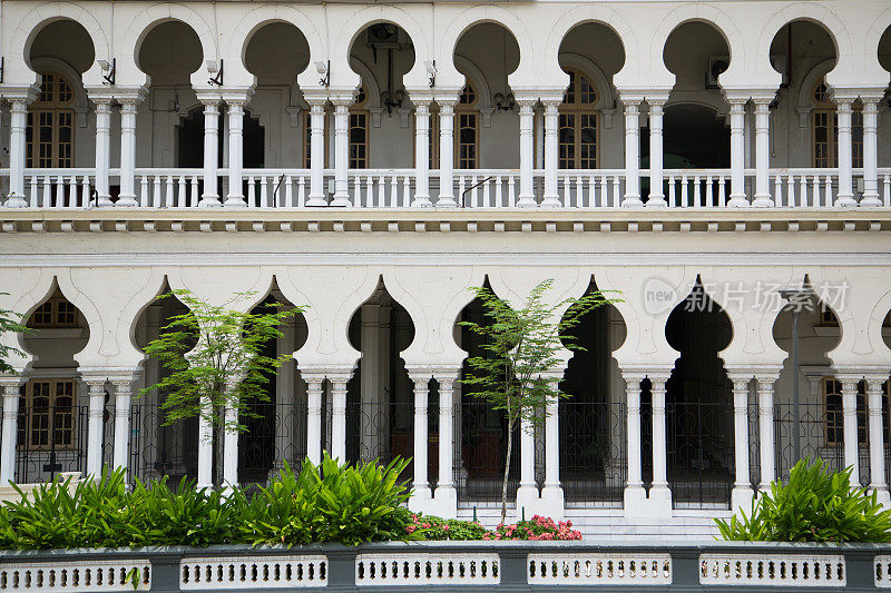 摩尔式建筑，不对称的拱门建筑旁边的Masjid Jamek清真寺